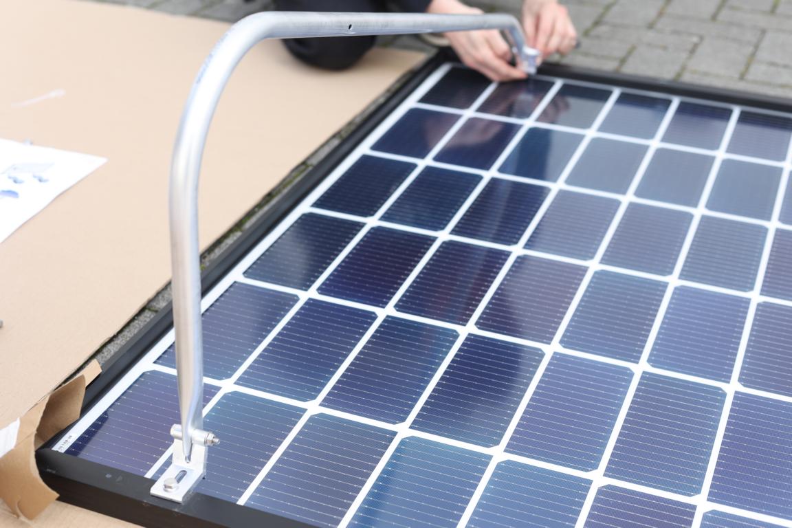 Die Halterungen / Aufständerung wird an die Stützgabel angeschraubt.